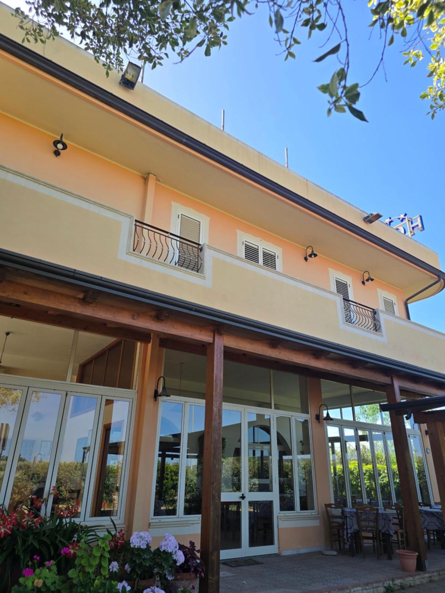Hotel Ristorante La Decanata Le Castella  Exterior foto